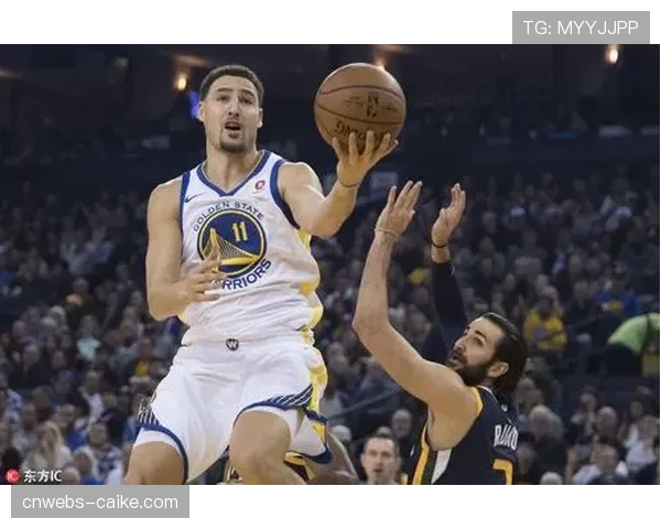 勇士“ Split Action”战术成功，汤普森绕双重掩护接球跳投命中